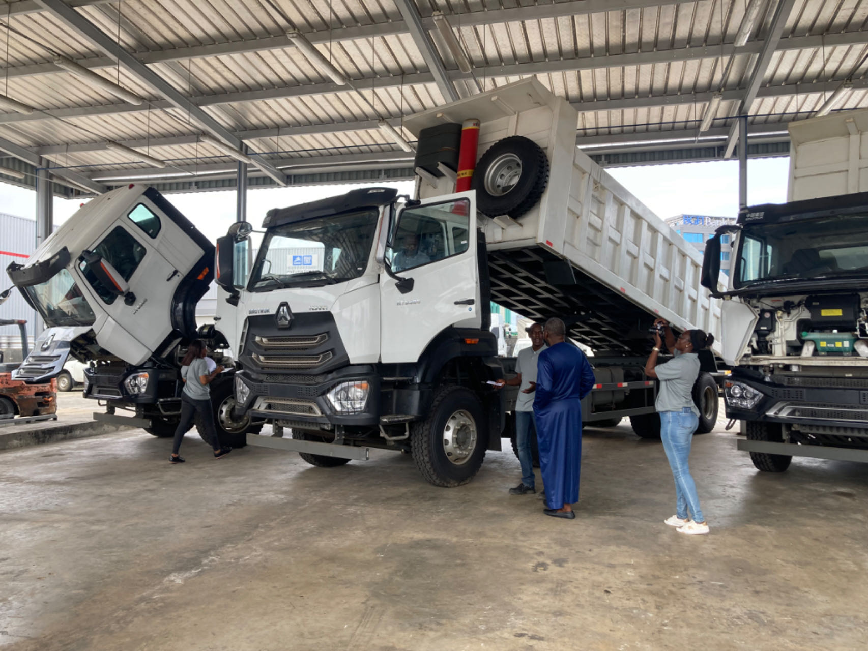 Le client teste le camion lors de la réunion de promotion du modèle Hohan de CFAO MOTORS GABON